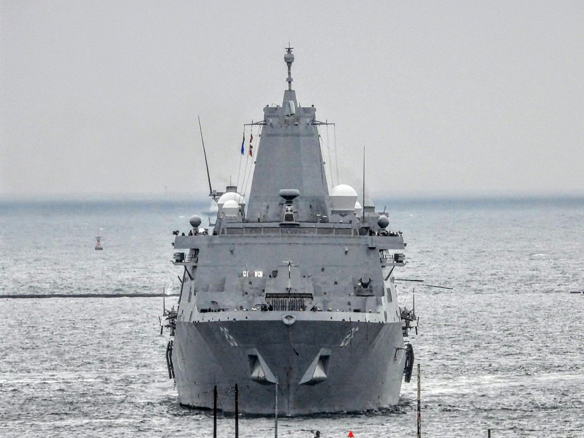 HNlEHupY4Nr6hRM's tweet photo. 🇺🇸米海軍 ﾄﾞｯｸ型輸送揚陸艦「ｼﾞｮﾝ P. ﾏｰｻ (USS John P. Murtha, LPD-26)」寄港

甲板にはCH-53E ｽｰﾊﾟｰ･ｽﾀﾘｵﾝ搭載

ようこそ横須賀へ(UW2) https://t.co/4dXUyjGA9E