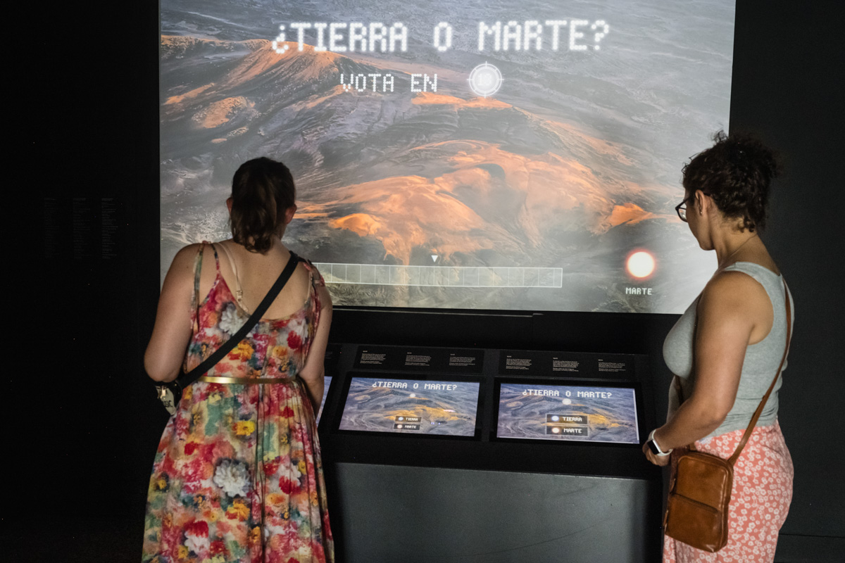 CACiencies's tweet photo. 🔴Un dels principals atractius d'#ExpoMartCAC són els seus mòduls interactius que enriquixen l'experiència en el #MuseudelesCiències

⚖️🎮❔Comprovar el teu pes en diferents planetes, jugar a "marcians", participar en el quiz "Terra o Mart"... https://t.co/jQd16ZhSJe