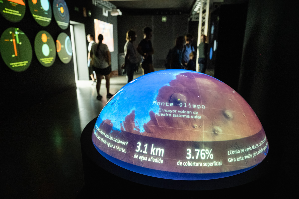 CACiencies's tweet photo. 🔴Un dels principals atractius d'#ExpoMartCAC són els seus mòduls interactius que enriquixen l'experiència en el #MuseudelesCiències

⚖️🎮❔Comprovar el teu pes en diferents planetes, jugar a "marcians", participar en el quiz "Terra o Mart"... https://t.co/jQd16ZhSJe