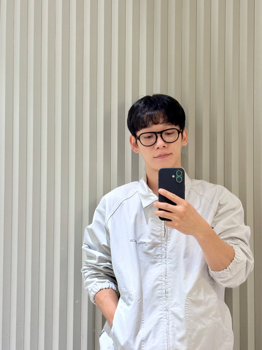enjieLou's tweet photo. Jongdae Selfie update!!! His straight bangs 😭😍 #첸 #CHEN #종대프롬 #첸프롬 https://t.co/11qxERtPo2