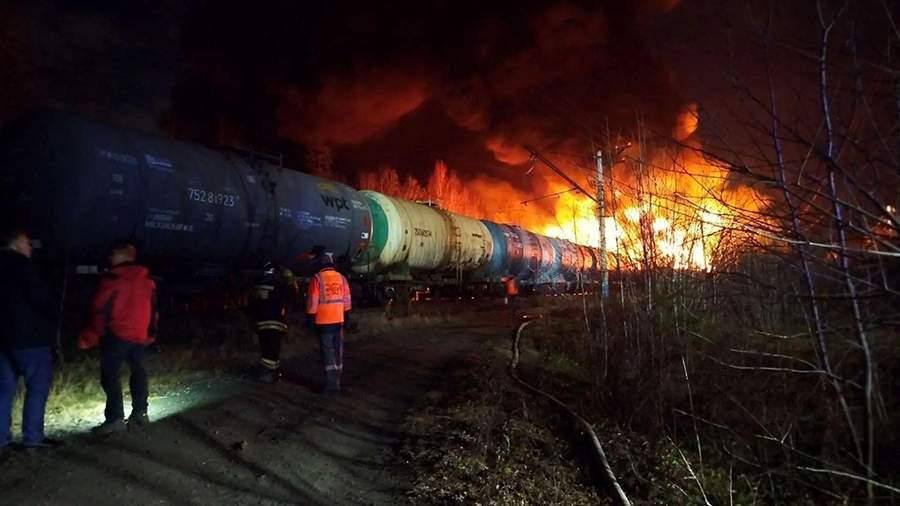 nexta_tv's tweet photo. 🚂🔥 Trump's diesel delivery didn't make it? Fuel train derails in Russia's Urals

A major railway accident occurred overnight on October 26 in Russia's Sverdlovsk region. Twenty railcars derailed, with seven fuel tankers catching fire.

Local residents reported waking up to the sounds of explosions as a massive column of thick black smoke rose above the crash site.

The fire spread across 1,500 square meters. Train traffic on the affected section was suspended due to damage and the closure of an adjacent track.