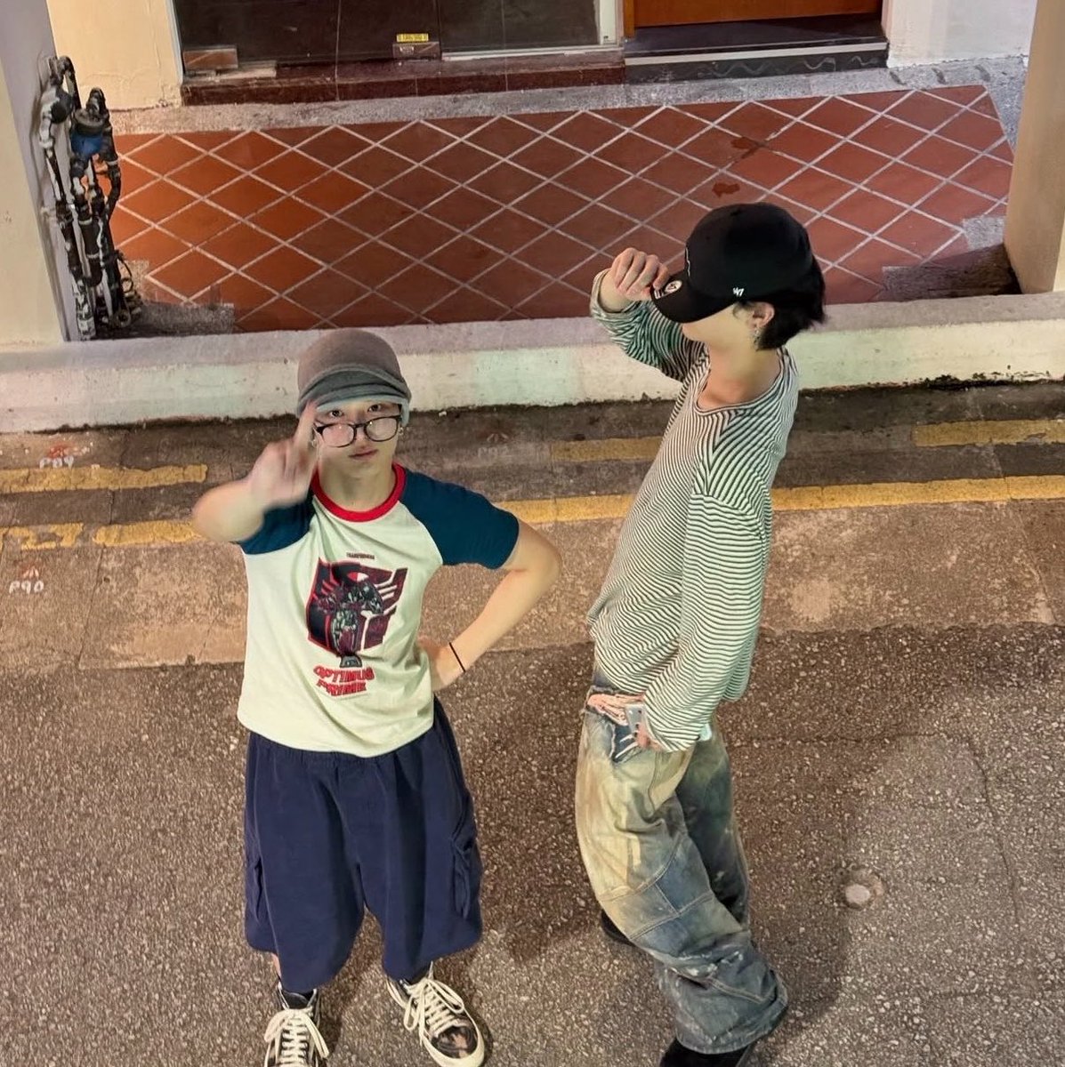 jubaicookie's tweet photo. rich in life because &amp;team gave singapore lunés a galore of photos to recreate for selca day https://t.co/Kn6XMdtlUe