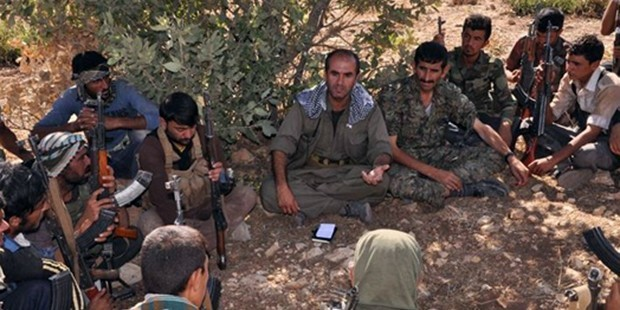 RojavaGundem7's tweet photo. 📍Gerillanın müdahalesinden bugüne; Ezidi Kürtler topraklarını savunmaya devam edecek

DAİŞ saldırısına karşı Şengal'e güç gönderen gerillanın öncülüğünde kurulan YBŞ ve YJŞ, bölgeyi ve halkı savunmaya devam edecek. YBŞ ve YJŞ, Irak ordusu ile entegrasyon açıklaması yapacak. https://t.co/eQEYOqbQI3