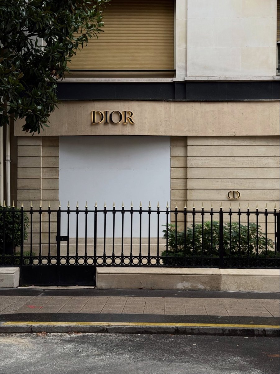 luresmag's tweet photo. Luxury under barricades: The windows of Paris’s flagship fashion houses are clad in wooden panels following intense street protests.

An extraordinary visual contrast between high fashion elegance and raw urban preservation.

#Lures #ParisFashion #LuxuryRetail #ParisProtests https://t.co/bIg15PQ6tX