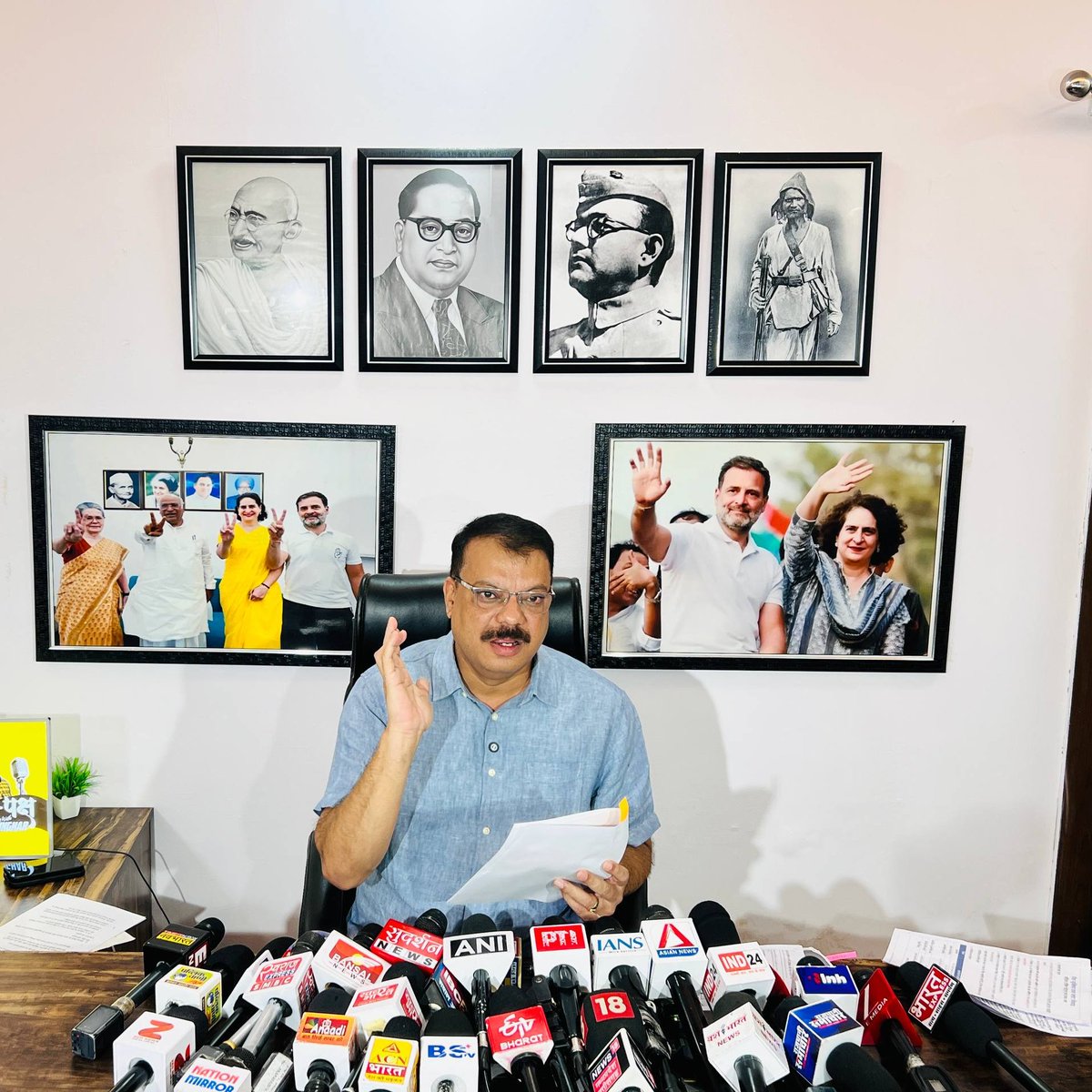 UmangSinghar's tweet photo. रीवा, सतना एवं पन्ना दौरे के उपरांत भोपाल स्थित आवास पर पत्रकार साथियों को संबोधित किया।

इस दौरान दौरे में सामने आई जनसमस्याओं, स्थानीय मुद्दों और प्रदेश की भाजपा सरकार की कार्यप्रणाली से जुड़े विभिन्न विषयों पर विस्तार से अपनी बात रखी।

@INCIndia @INCMP

#US13149 https://t.co/aLMm11Xdie