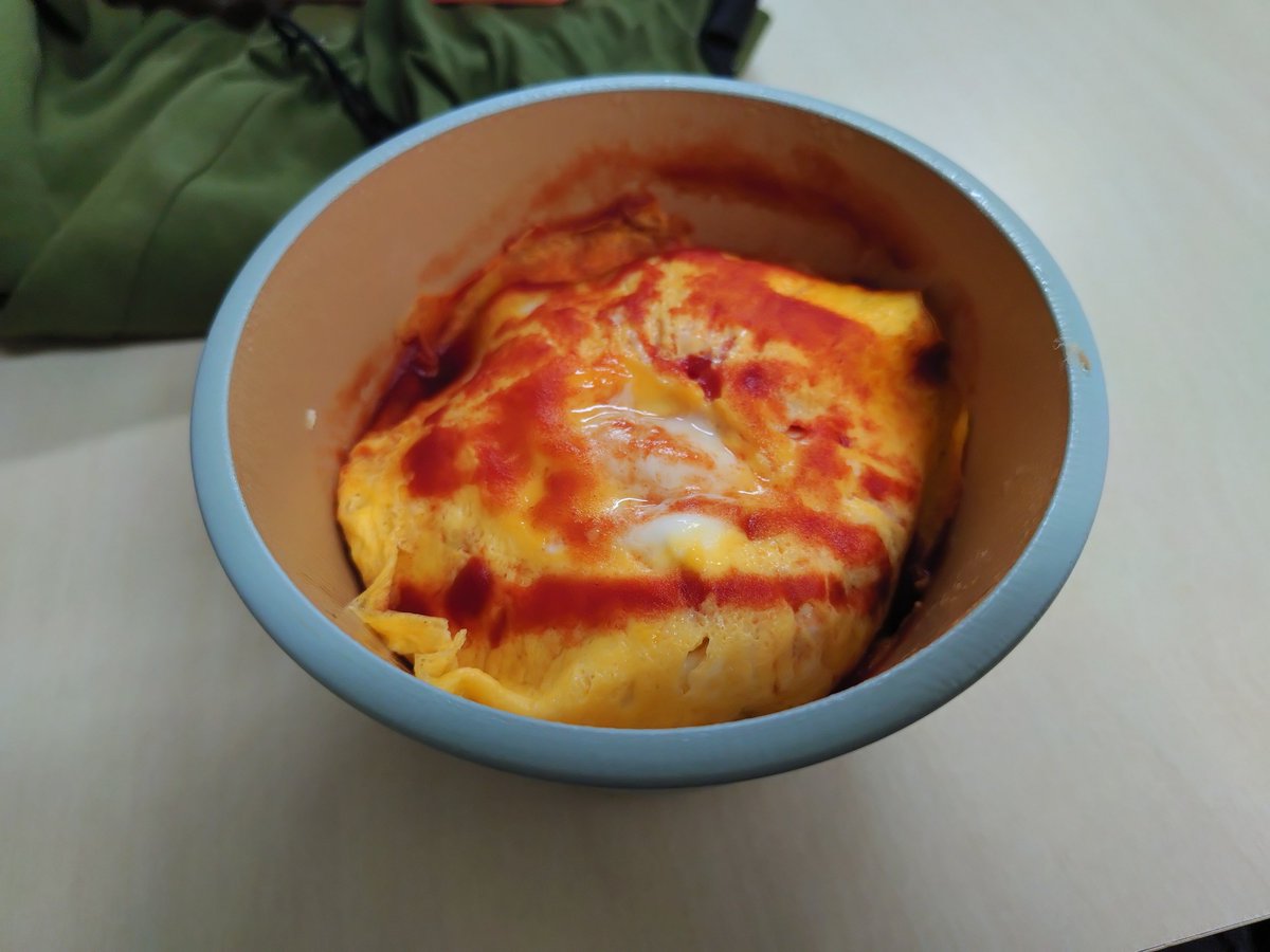 nishicommunity's tweet photo. 金曜夕方から日曜まで遊び倒した次の日なんで、外で食べようかなってなってたけど、中途半端に余ってる食材使わなきゃだったので、簡単に
作ってる最中に割り入れたばかりの生卵落っことして絶望した朝だった…🫠🫠

#お弁当記録 https://t.co/rVoz2nBkMJ