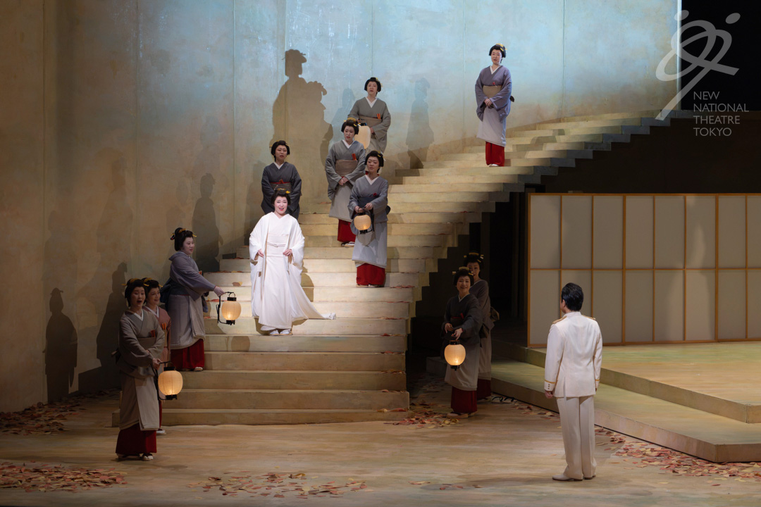 nntt_opera's tweet photo. 本日、ロームシアター京都で高校生のためのオペラ鑑賞教室『蝶々夫人』が開幕しました。ご来場いただいた高校生の皆さんはどのように感じて下さったでしょうか？
『蝶々夫人』明後日28日（水）公演は当日券の販売もございます。どうぞご利用ください。
写真：友澤綾乃 https://t.co/qDOWJ09UD0