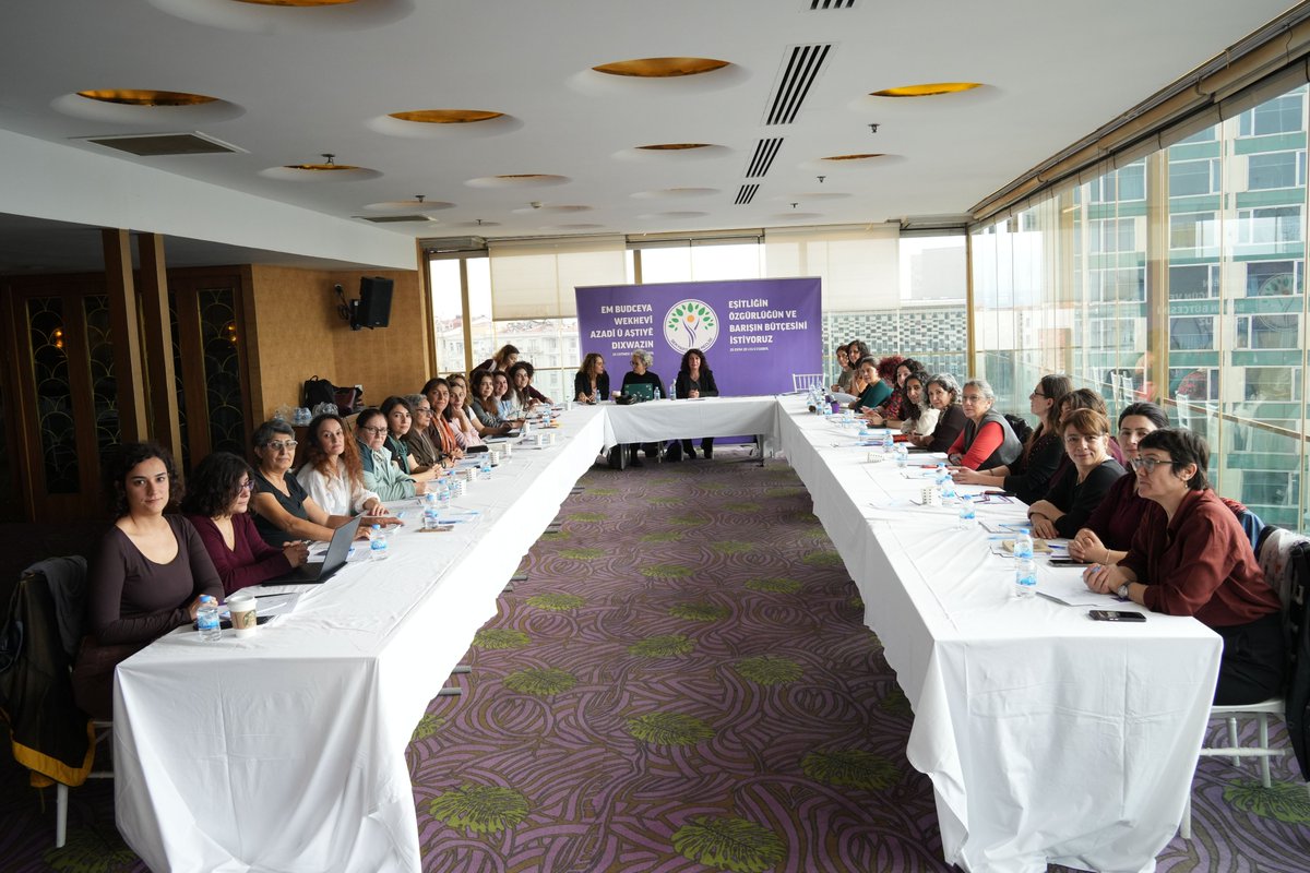 DemPartiKadin's tweet photo. Kadın Meclisimiz, İstanbul’da “Eşitliğin, Özgürlüğün ve Barışın Bütçesini İstiyoruz!” şiarıyla bütçe çalıştayı düzenledi. 

Çalıştayda, Meclis’te görüşülecek yeni dönem bütçesi; kadın emeği, yoksulluk, kamusal hizmetlere erişim, şiddetle mücadele ve barış başlıkları altında ele alındı.
https://t.co/vtHTSXJYV7