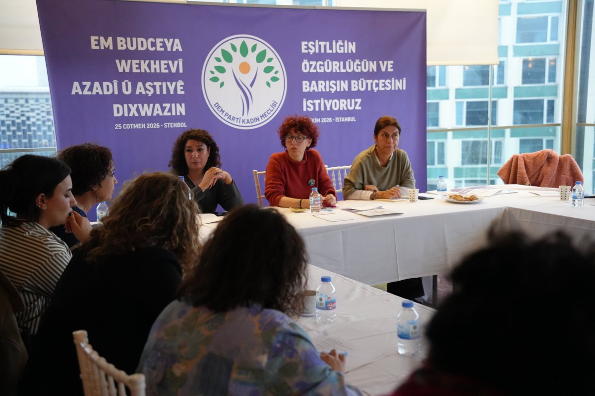 DemPartiKadin's tweet photo. Kadın Meclisimiz, İstanbul’da “Eşitliğin, Özgürlüğün ve Barışın Bütçesini İstiyoruz!” şiarıyla bütçe çalıştayı düzenledi. 

Çalıştayda, Meclis’te görüşülecek yeni dönem bütçesi; kadın emeği, yoksulluk, kamusal hizmetlere erişim, şiddetle mücadele ve barış başlıkları altında ele alındı.
https://t.co/vtHTSXJYV7
