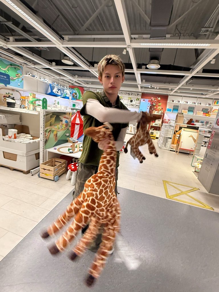 https818's tweet photo. このキリンのぬいぐるみ動画内でマーティンの顔付けられてたことを踏まえて首根っこ持ってぶん回すジェム見ると笑い止まらん。遠隔マージェムありがとう。どうか優しく扱ってあげてね https://t.co/xqwGAGQa0k