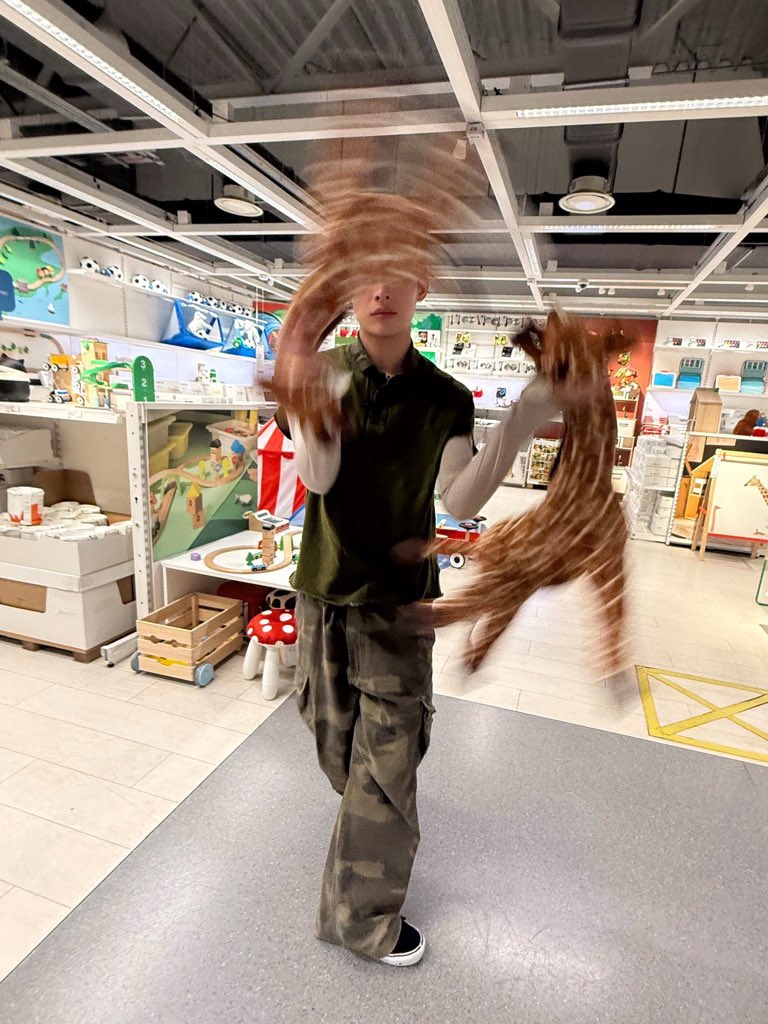 https818's tweet photo. このキリンのぬいぐるみ動画内でマーティンの顔付けられてたことを踏まえて首根っこ持ってぶん回すジェム見ると笑い止まらん。遠隔マージェムありがとう。どうか優しく扱ってあげてね https://t.co/xqwGAGQa0k