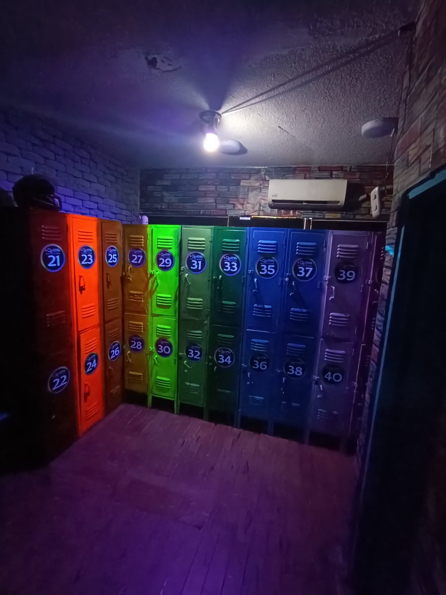 LAQLANDESTINA's tweet photo. El secreto mejor guardado del Sur de Cali. Un espacio exclusivo a puerta cerrada diseñado para hombres que buscan libertad total, encuentros discretos y experiencias intensas.

Disfruta de nuestra Terraza Club, Restaurante/Bar, zonas Cruising y salas de video con absoluta reserva. Cada noche una temática diferente para romper la rutina a partir de las 6:00 p. m.

Nuestra fachada camuflada tipo Speakeasy en el Barrio La Selva (Cra 50 # 14-27) te garantiza total complicidad desde el ingreso. Además, dispones de bahía de parqueo vigilada.

Revisa nuestro afiche de servicios y horarios. Síguenos para conocer la programación diaria o escríbenos directamente al WhatsApp 3183180000 para asegurar tu acceso. Te esperamos.

#LAQLANDESTINA #SoloHombres #CruisingCali #DiscrecionTotal #NocheMasculina #CaliCo