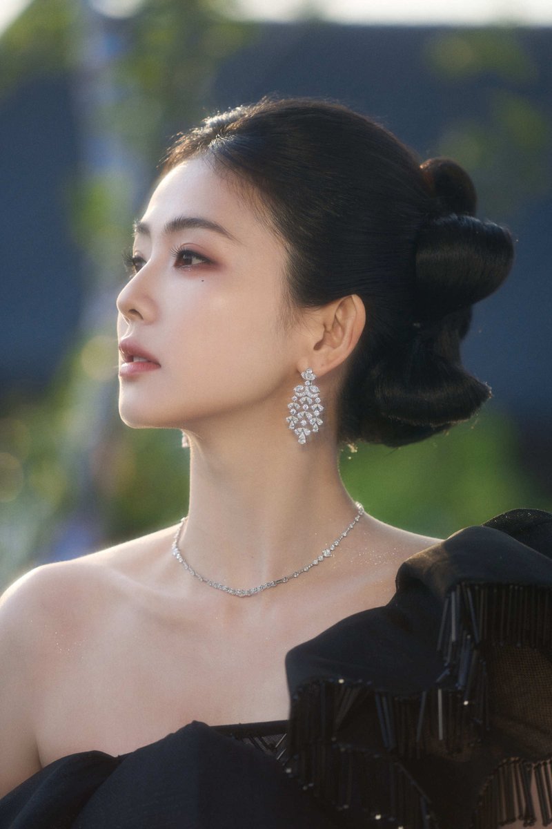 BaiLuIntrnlFans's tweet photo. [261026] #BaiLu Studio WEIBO update 💞

~HARPER BAZAAR GALA Photoshoot 01~
"A set of riverside fragments fell from the shake album.Listen to the wind and watch the sunset with Bai Lu~"

#BaiLuxBazaarGala2026 

(1/2) https://t.co/bQ2u30nv6u