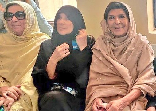 MehrAS04's tweet photo. جو لوگ کہتے تھے کہ ن لیگ اور پیپلز پارٹی ذاتیات کی سیاست نہیں کرتیں، وہ آج عمران خان کی بہنوں کی نظر بندی پر خاموشی توڑ کر دکھائیں۔ 
عورتوں کے حقوق کے دعوے دار اور ’’عورت کارڈ‘‘ کھیلنے والے بھی جواب دیں: کیا عورتوں کے حقوق صرف سیاسی مفادات کے لیے ہیں؟
عمران خان کی بہنوں اور ان کے بچوں کو دباؤ میں رکھنے سے اگر ملک🇵🇰 کے حالات بہتر ہونے ہوتے تو کب کے ہو چکے ہوتے
یہ حکومت کی نااہلی ہے کہ سیاسی بحران کا حل مذاکرات، عوامی مینڈیٹ اور قانون کی حکمرانی کے بجائے پابندیوں میں تلاش کیا جا رہا ہے۔ اور اس پورے سیاسی بندوبست میں ملٹری اسٹیبلشمنٹ کے کردار پر سوال اٹھانا بھی اتنا ہی ضروری ہے۔
یاد رکھیں! ریاستیں انتقام سے نہیں، انصاف سے چلتی ہیں۔