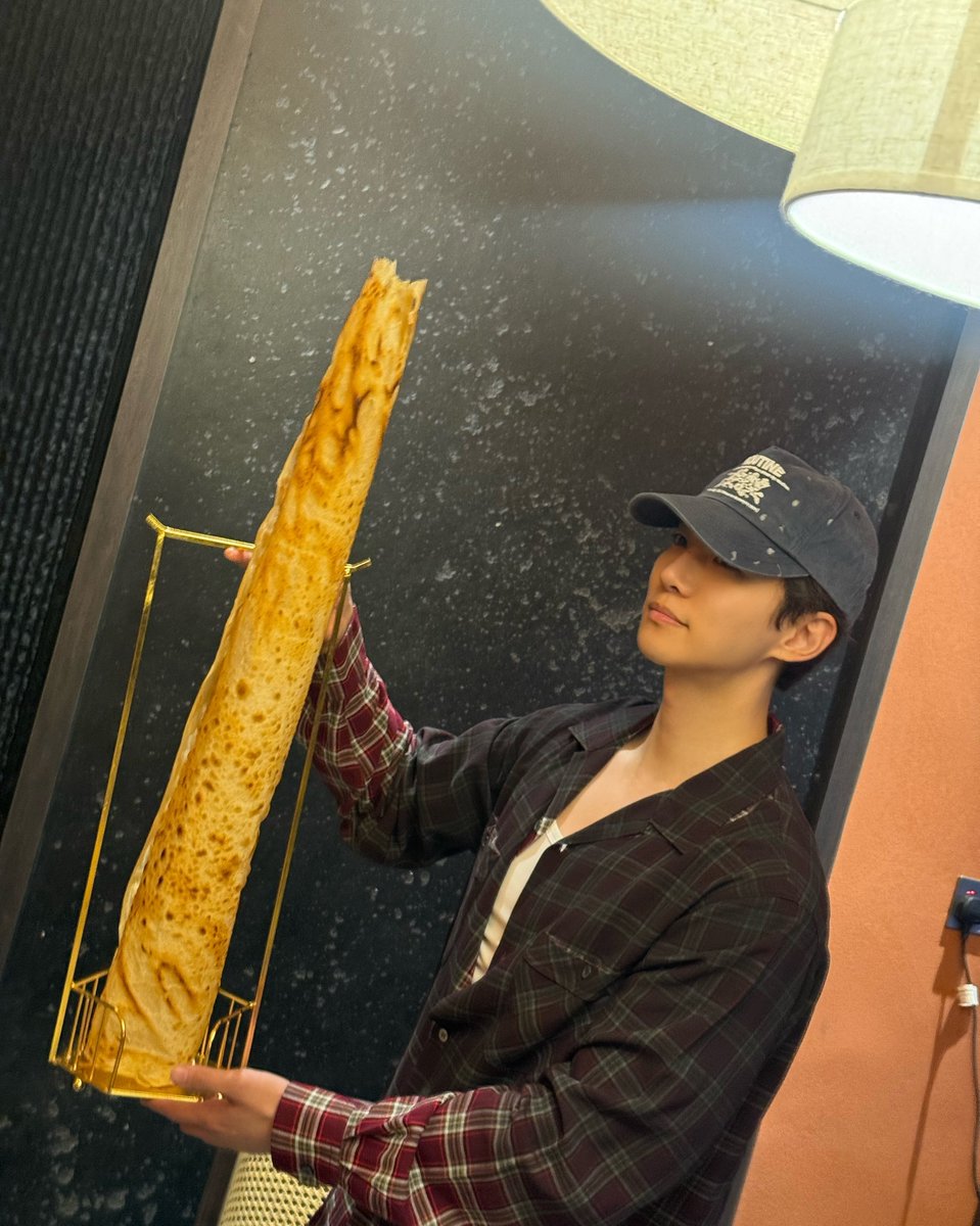 MyKpopHuntress's tweet photo. the infamous roti tisu cicah pistachio by lee junho ㅋㅋ 

🔗 https://t.co/xyGqpvYAoy

#CUCKOO #CUCKOOxLEEJUNHO #LEEJUNHO #LEEJUNHOinMY #LEEJUNHOinKL https://t.co/rs4AeE0joD