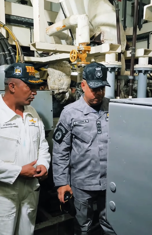 SA_Defensa's tweet photo. 📍Puerto Cabello, #Venezuela (🇻🇪)

Commander of the Venezuelan Navy, Adm. Jorge Aguero Montes, inspected the completion of maintenance work on the OPV/Corvette ARV Kariña (PO-14).

📸: FANB https://t.co/TSuYcdu7VU