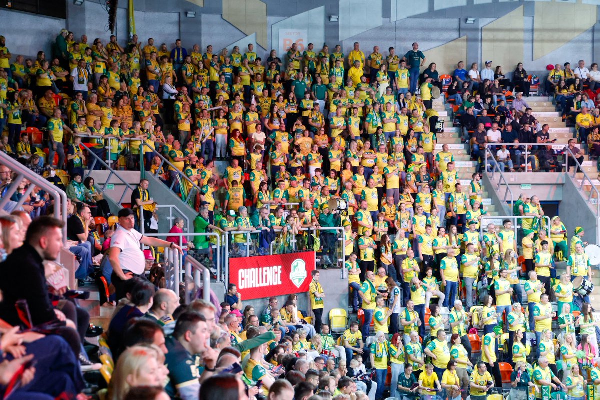 AluronCMC's tweet photo. Jurajska ściana, która robi wrażenie! 👏

Dobrze było Was zobaczyć w tak efektownej liczbie 💛💚 https://t.co/NVs5glYJQl