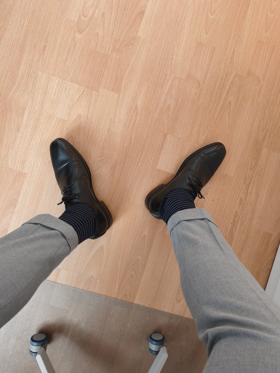 red_hat_socks's tweet photo. #suit #shoes #menatplay #businesstyle  #bussinesgay https://t.co/EBBYBZns8c