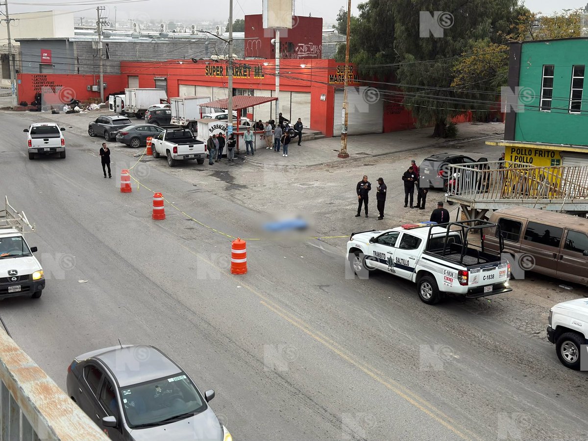 nSaltillo's tweet photo. 🚨 CRUZA POR DEBAJO DEL PUENTE PEATONAL Y MUERE ATROPELLADA

Una mujer de aproximadamente 50 años perdió la vida tras ser atropellada por una camioneta sobre el bulevar Otilio González, a la altura de la colonia Nueva Imagen.

Presuntamente, la peatona intentó cruzar la transitada vialidad por debajo de un puente peatonal frente a la Escuela Primaria Adolfo López Mateos, cuando fue embestida por una pickup Chevrolet, conducida por un hombre de aproximadamente 70 años, quien fue detenido y puesto a disposición del Ministerio Público para el deslinde de responsabilidades.

Elementos de Tránsito cerraron parcialmente la circulación en el bulevar para permitir las diligencias de la Fiscalía General del Estado, lo que ha generado tráfico pesado en la zona. #Saltillo