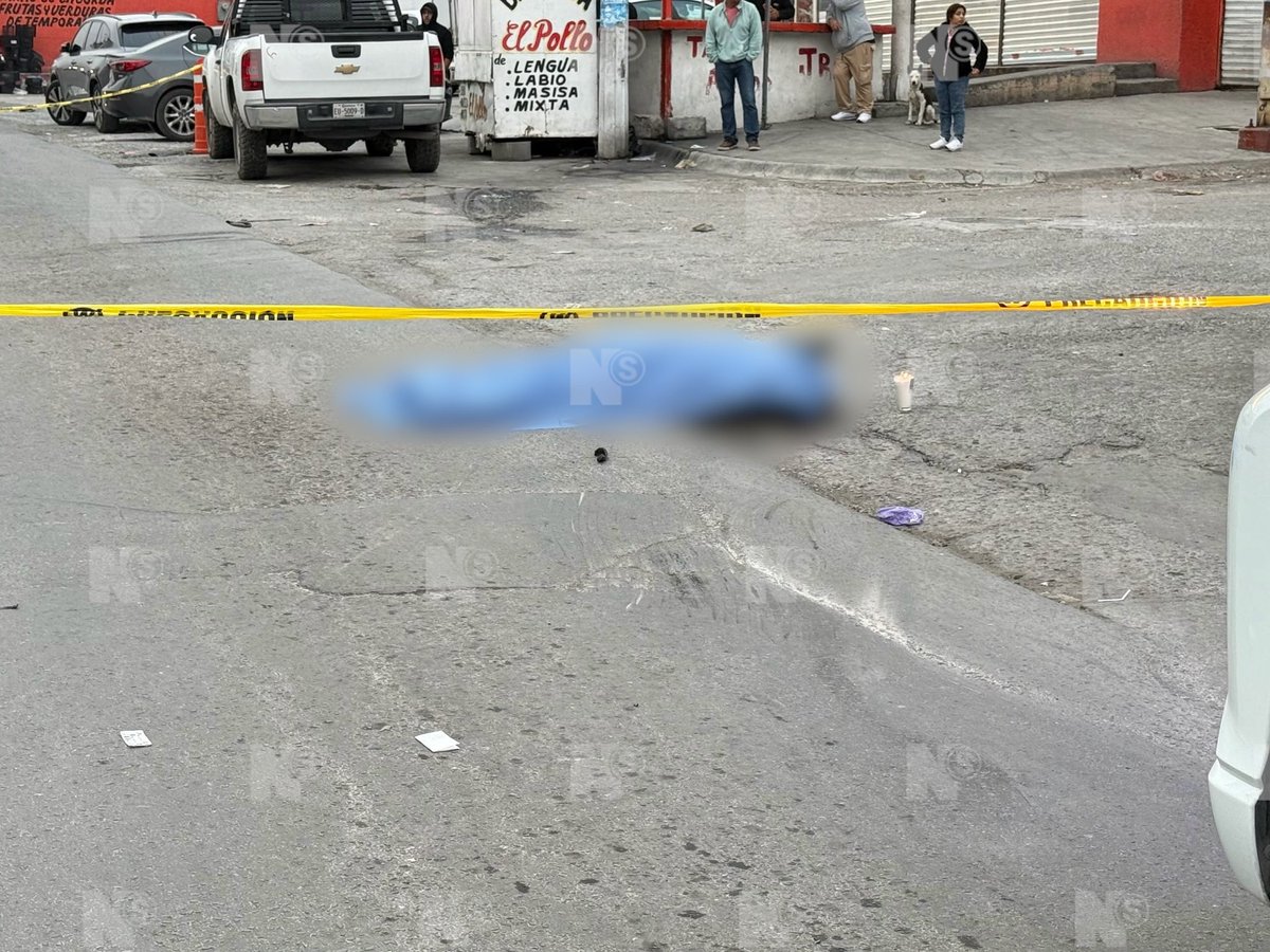 nSaltillo's tweet photo. 🚨 CRUZA POR DEBAJO DEL PUENTE PEATONAL Y MUERE ATROPELLADA

Una mujer de aproximadamente 50 años perdió la vida tras ser atropellada por una camioneta sobre el bulevar Otilio González, a la altura de la colonia Nueva Imagen.

Presuntamente, la peatona intentó cruzar la transitada vialidad por debajo de un puente peatonal frente a la Escuela Primaria Adolfo López Mateos, cuando fue embestida por una pickup Chevrolet, conducida por un hombre de aproximadamente 70 años, quien fue detenido y puesto a disposición del Ministerio Público para el deslinde de responsabilidades.

Elementos de Tránsito cerraron parcialmente la circulación en el bulevar para permitir las diligencias de la Fiscalía General del Estado, lo que ha generado tráfico pesado en la zona. #Saltillo