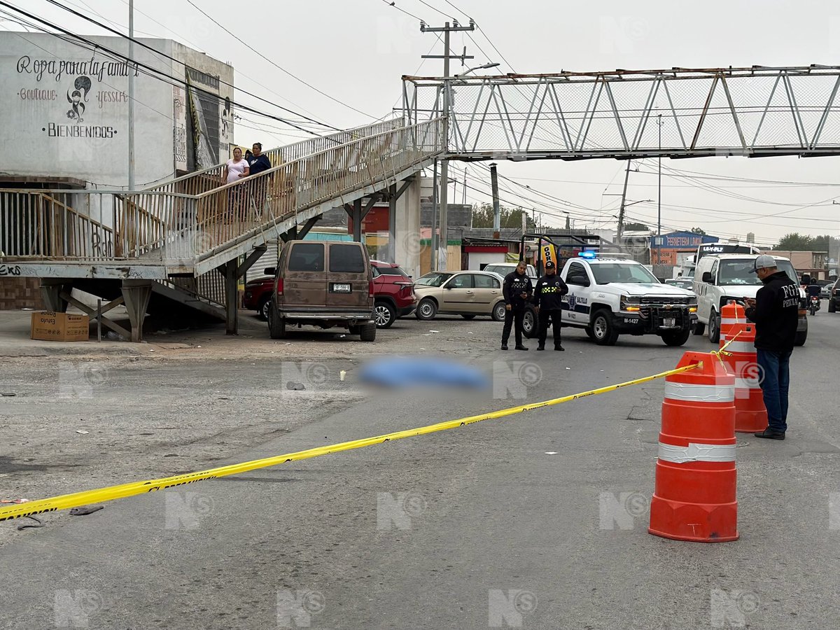 nSaltillo's tweet photo. 🚨 CRUZA POR DEBAJO DEL PUENTE PEATONAL Y MUERE ATROPELLADA

Una mujer de aproximadamente 50 años perdió la vida tras ser atropellada por una camioneta sobre el bulevar Otilio González, a la altura de la colonia Nueva Imagen.

Presuntamente, la peatona intentó cruzar la transitada vialidad por debajo de un puente peatonal frente a la Escuela Primaria Adolfo López Mateos, cuando fue embestida por una pickup Chevrolet, conducida por un hombre de aproximadamente 70 años, quien fue detenido y puesto a disposición del Ministerio Público para el deslinde de responsabilidades.

Elementos de Tránsito cerraron parcialmente la circulación en el bulevar para permitir las diligencias de la Fiscalía General del Estado, lo que ha generado tráfico pesado en la zona. #Saltillo