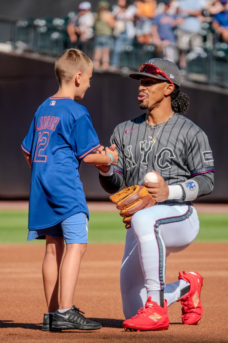 LatinoSports's tweet photo. Congratulations to Francisco Lindor, the 2026 Roberto Clemente Award winner

The fifth-ever Puerto Rican-born player to be named a recipient of the Roberto Clemente Award, joining Yadier Molina (2018), Carlos Beltrán (2013), Carlos Delgado (2006) and Edgar Martínez (2004)

Also the fifth-ever New York Met to accomplish such an extraordinary career feat, along with Curtis Granderson (2016), Delgado (2006), Al Leiter (2000) & Gary Carter (1989)

The 32-year-old of Caguas, Puerto Rico, a 5x All-Star, 4x Silver Slugger, 2x LatinoMVP Award winner and 2x Gold Glover will now have the honor of having The Great One’s No. 21 on the back of cap for the remainder of his career

Lindor will be presented with the Roberto Clemente Award ahead of Game 3 of the World Series tonight at Tropicana Field

Visit https://t.co/qvwIrBKJt1 

#ClementeAward #MLB #LatinoSports #LGM #Mets #TheGreatOne #RobertoClemente #WorldSeries