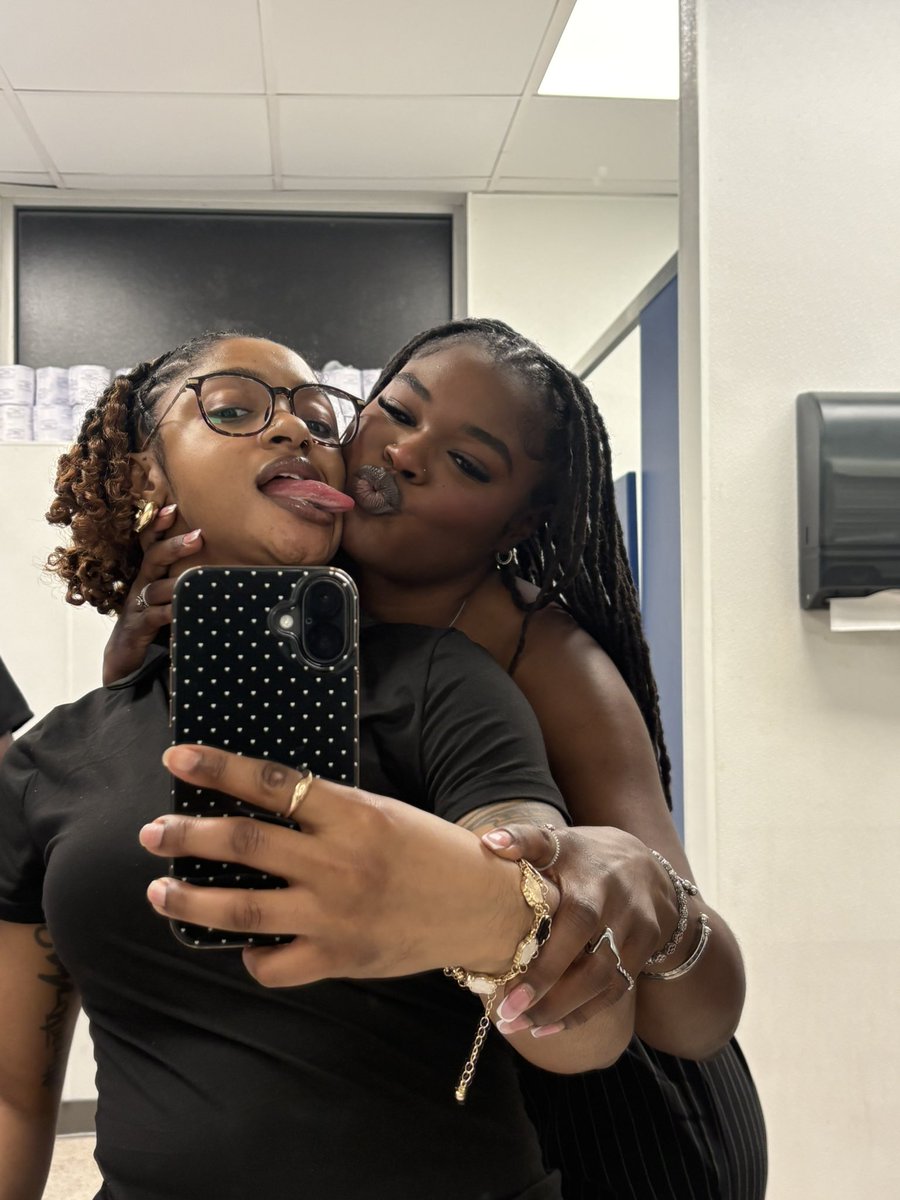 juuudieee's tweet photo. my fav girl👩🏾‍❤️‍💋‍👩🏽 #wlw https://t.co/4bzU3IsBpj