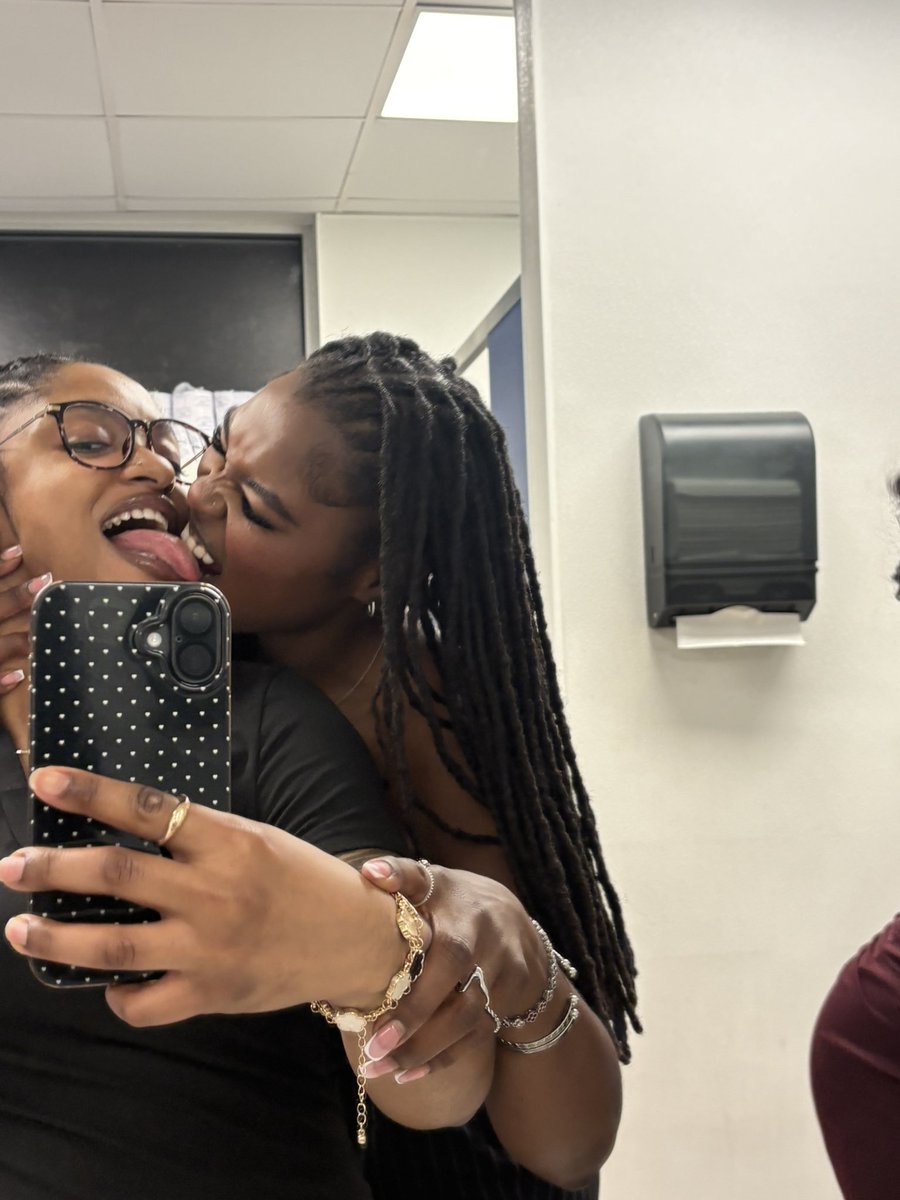 juuudieee's tweet photo. my fav girl👩🏾‍❤️‍💋‍👩🏽 #wlw https://t.co/4bzU3IsBpj