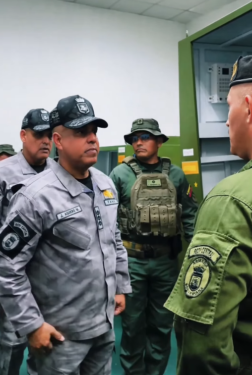 SA_Defensa's tweet photo. During this same visit to Puerto Cabello, Adm. Jorge Aguero Montes inspected the Marine Corps VN16/18 simulators for advanced training. https://t.co/7hgvy2wwNj