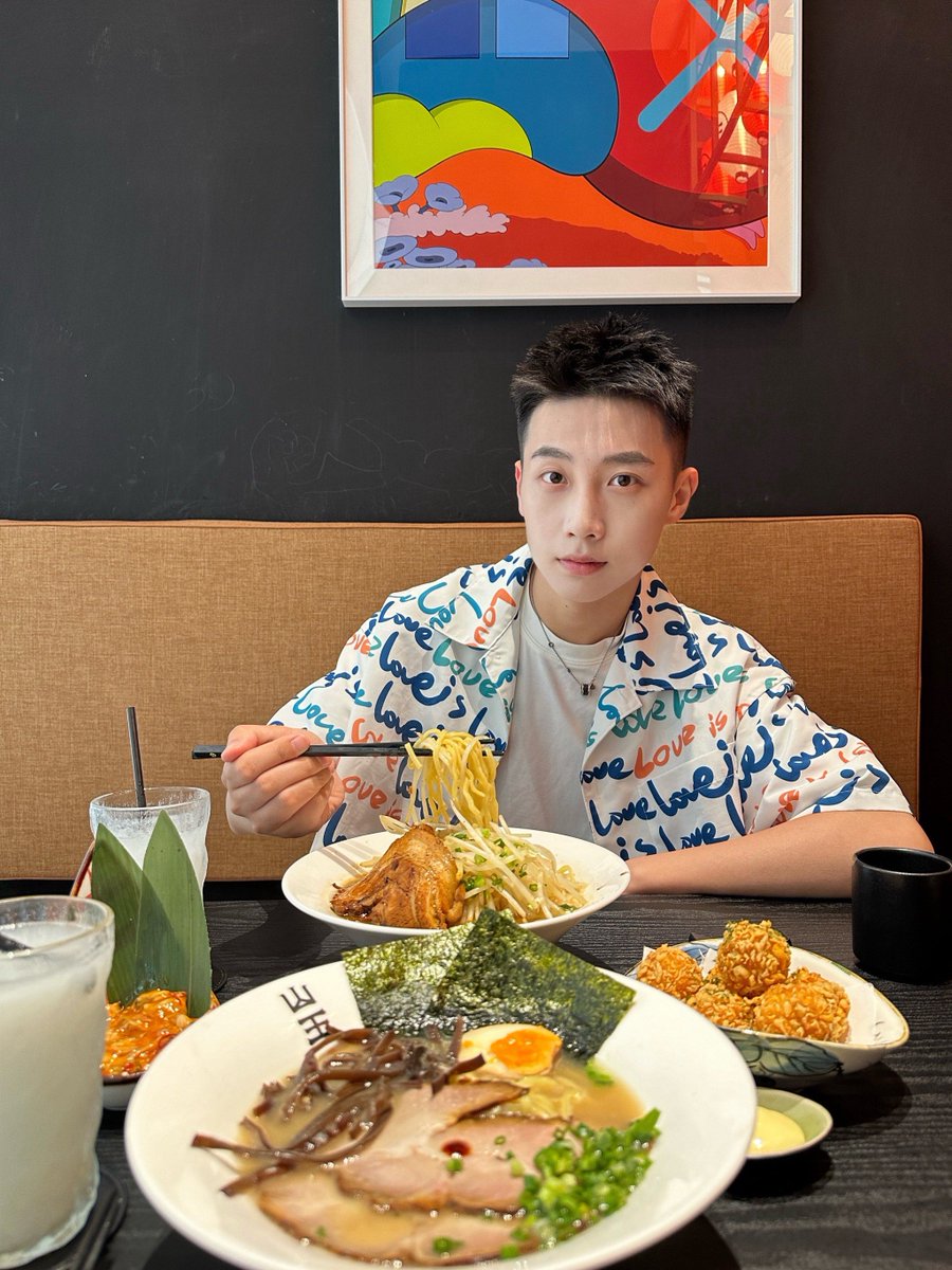 u5HEY0FR2Em0S1l's tweet photo. [今日は易な日だ、美味しいラーメンを内緒で食べに行ったら店主が特製のチャーシューを出してくれて大満足！帰り道は肩に力が入ってない、最高の一日だ！]， https://t.co/ZLXYLJGMvW