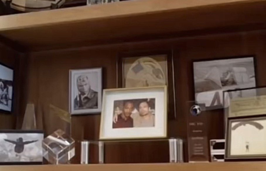 sbnsprng's tweet photo. sam having a framed and elevated photo of him w bucky like why white boy why would u do that https://t.co/x4nDRAjWVm
