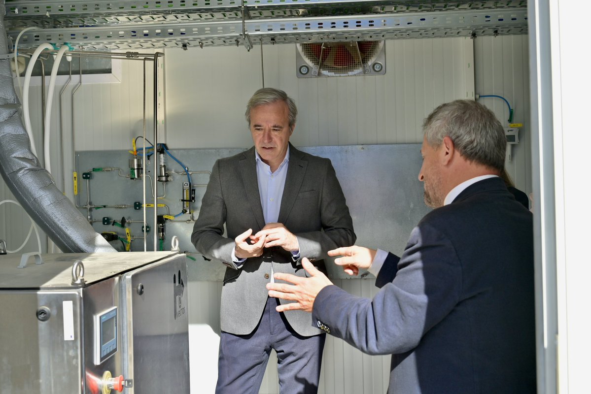 Jorge_Azcon's tweet photo. El Instituto Tecnológico de Aragón es un símbolo del Aragón innovador y de progreso que estamos construyendo.

Hoy hemos visitado su Laboratorio de Modelado y Emulación de Sistemas Zero Emisiones, capaz de simular el comportamiento energético de viviendas, industrias e incluso de nuestro país.

Una tecnología que permite, por ejemplo, recrear un gran apagón como el que sufrió España en 2025 para evitar que se repita.