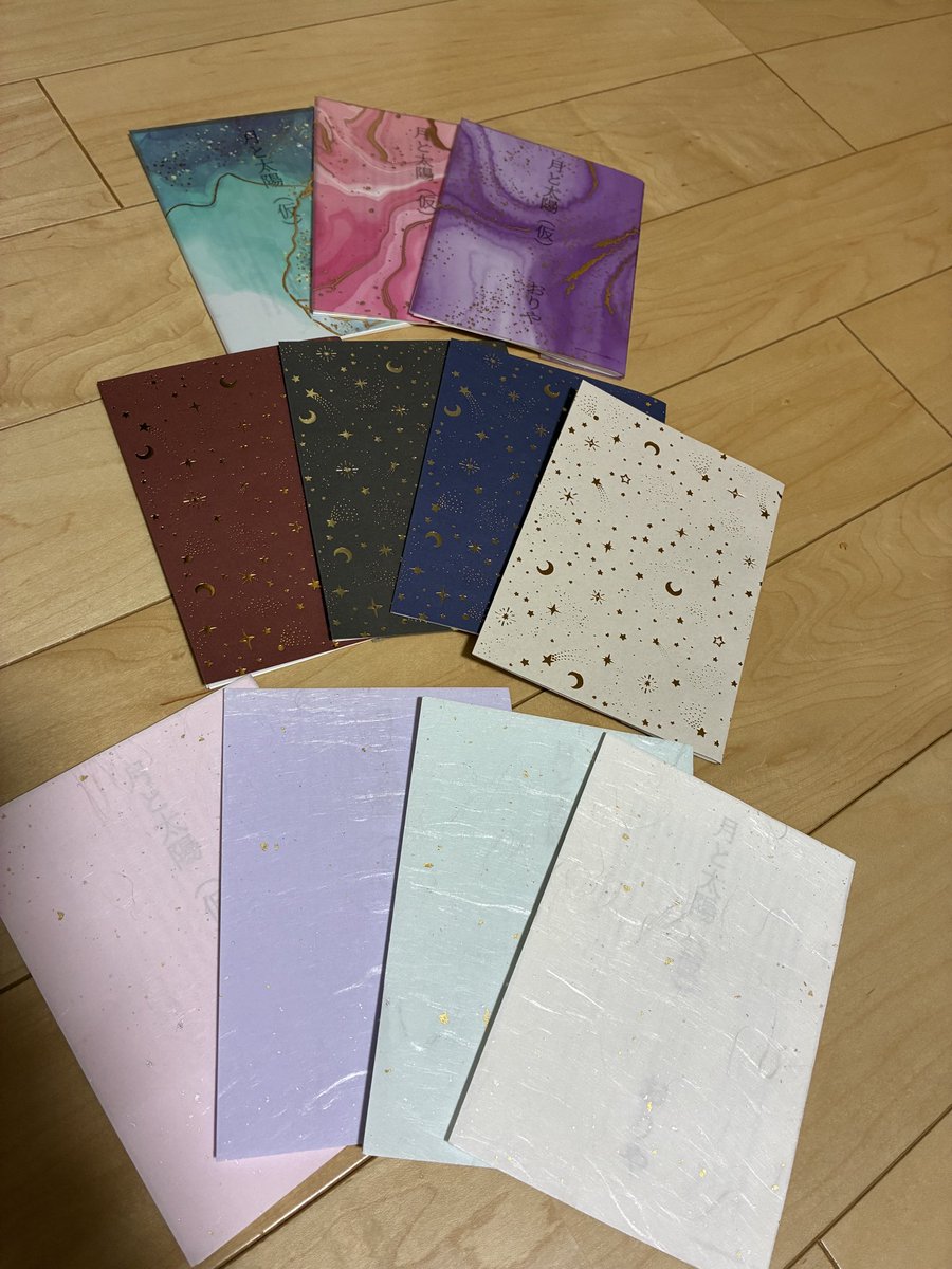 oriya_koz's tweet photo. そういえば無配はA６サイズの小冊子で次回書きたい話の第一話でした！
百均折り紙で表紙つけたんですが見事にキラキラのやつから選ばれていき、そうだよねみんなトレペ箔押しは大好きだよね✨って思いました
お通販にもつけます https://t.co/lwUL3pIgNU