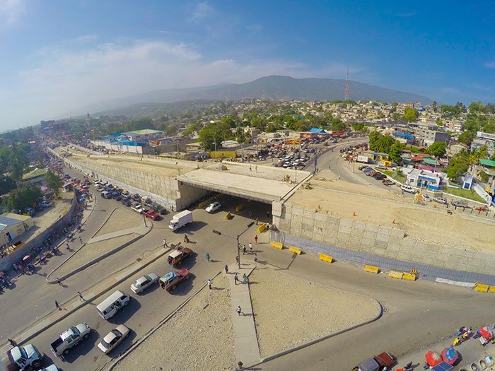 CiviqueEtmoral's tweet photo. Le Viaduc de Delmas devrait couter $6 millions USD sous René Préval. Ce même viaduc coûte $21 millions USD sous le gouvernement #Martelly-#Lamothe.
#Haïti 🇭🇹#CORRUPTION ❌ https://t.co/TKkbeOtvbs