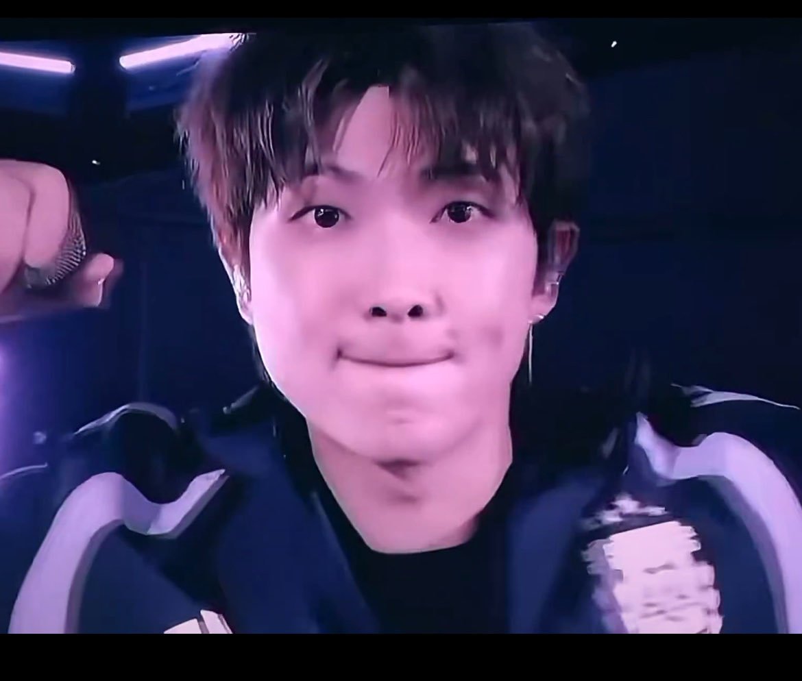 lYo00ung's tweet photo. Dù bên ngoài có hào nhoáng, gai góc cỡ nào đi nữa thì vẫn là gấu đần của army mà thôi❤️❤️

I'm voting for #ARIASBTS at the 2026 ARIA Music Awards. https://t.co/7ztVYFu4oQ