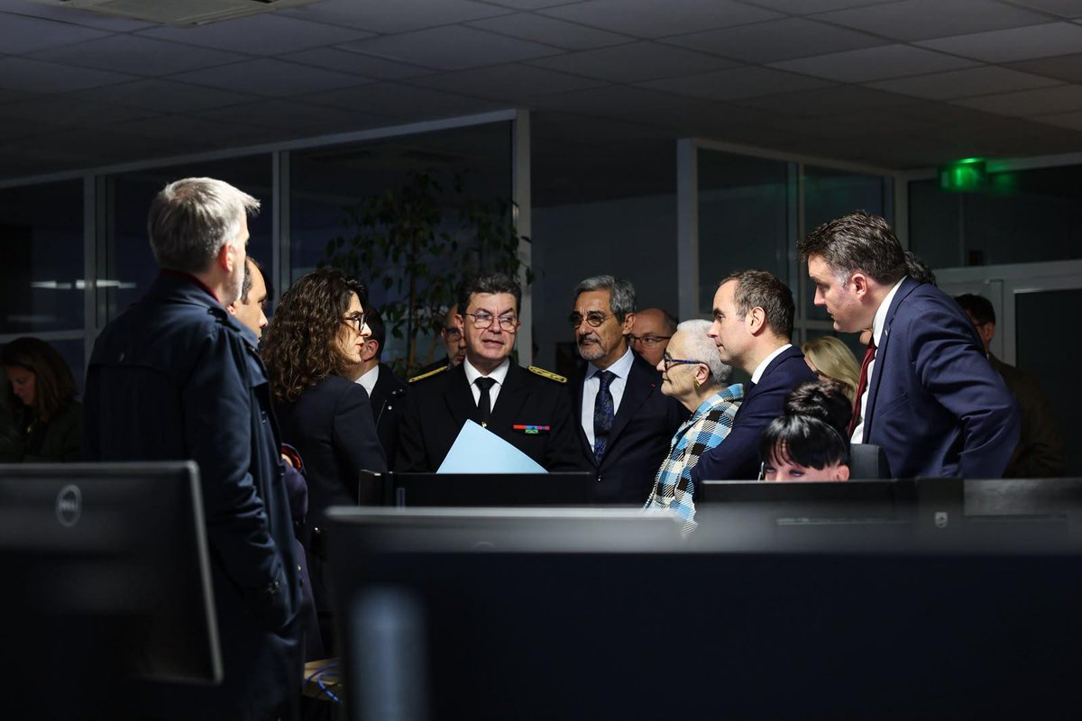 Prefet87's tweet photo. #VisiteOfficielle | 🇫🇷 Vendredi dernier, Sébastien Lecornu, Premier ministre, accompagné de Catherine Pégard, ministre de la Culture, Françoise Gatel, ministre de l’Aménagement du territoire et de la Décentralisation et Serge Papin, ministre des Petites et moyennes entreprises, du Commerce, de l'Artisanat, du Tourisme et du Pouvoir d'achat de France, s’est rendu à #Limoges, à la suite des violences du #17Octobre.

🏛️ Au cœur de ce déplacement : la sécurisation et la reconstruction de l’hôtel de ville, lourdement endommagé, ainsi que l’accompagnement des acteurs locaux pour permettre la remise en état de ce bâtiment emblématique.

👮🏽 Le Premier ministre a également rencontré les forces de sécurité intérieure et les acteurs pleinement mobilisés lors de ces très graves événements, réaffirmant l’engagement de l’État pour garantir la sécurité des habitants et assurer la continuité des services publics. 

@gouvernementFR @Sdis_87