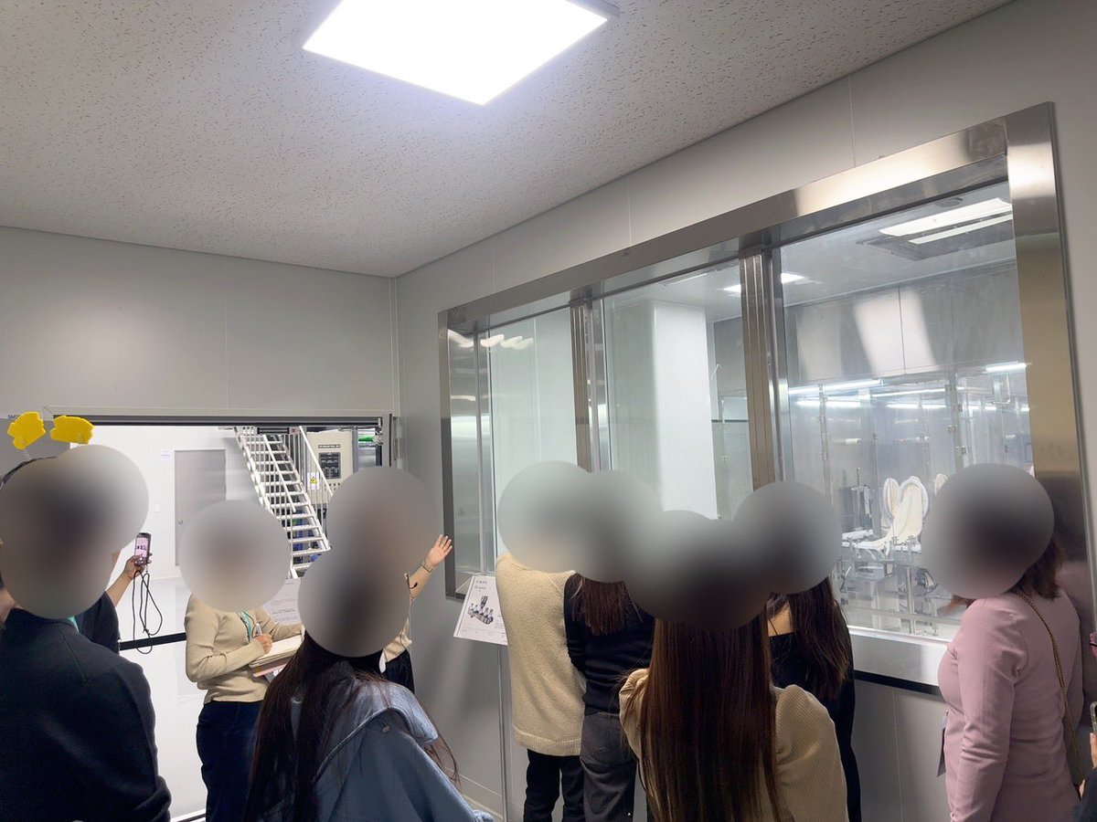 biyou_suki_up's tweet photo. おまたせしました‼️
韓国のリジュラン生産施設を見学会🇰🇷🐟

リジュランの主成分PNは、サケ科魚類の精巣由来DNAを精製したもの。

今回伺ったお話では、約30kgの精巣原料から約2万本分の製剤が作れるとのこと🤔

仮にサケ1匹から精巣が200g採れるとすると、サケ1匹から約133本分のリジュランが作れる計算になります😳

普段使用している製剤の原料や生産背景を、実際に自分の目で確認できた貴重な経験でした。

今後の診療にも活かしていきたいと思います☝️明日はリップリジュランの最新知見について投稿できたらと思っています。

ここまでやる意味ある？なんて言われようが調べて見に行きます😤