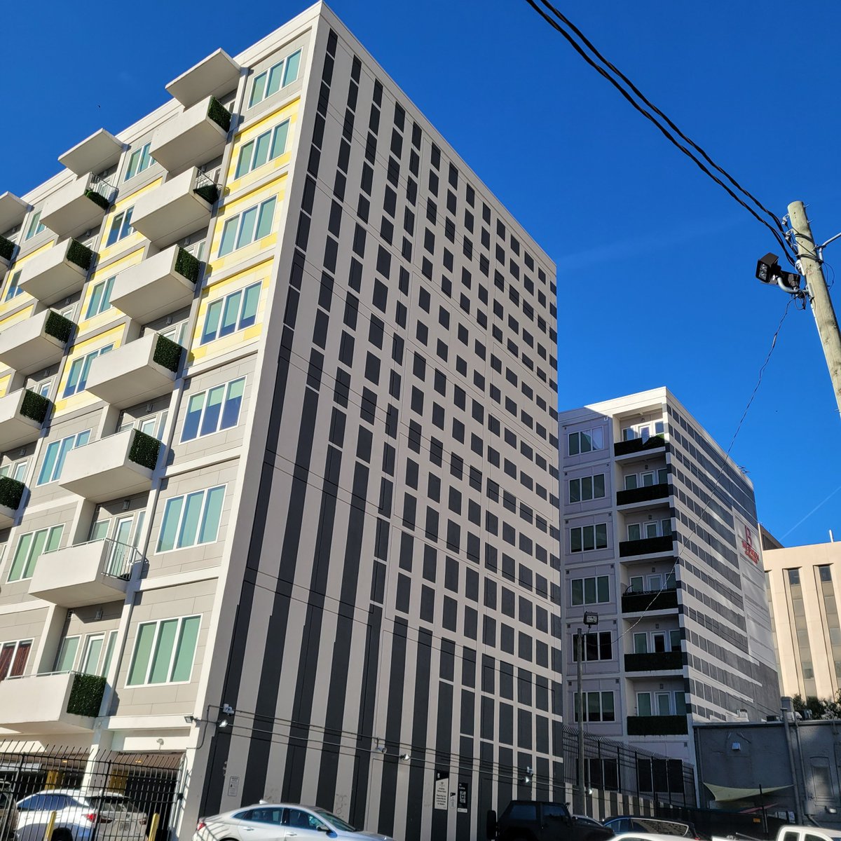 Halplac's tweet photo. . 
I say that this is a mural.
It is painted on this building,  soo.
Not very pretty tho I admit
.
Monday morning in MidtownAtl   °53
.
Now go on .   .   .
. https://t.co/05d4jgCIqT