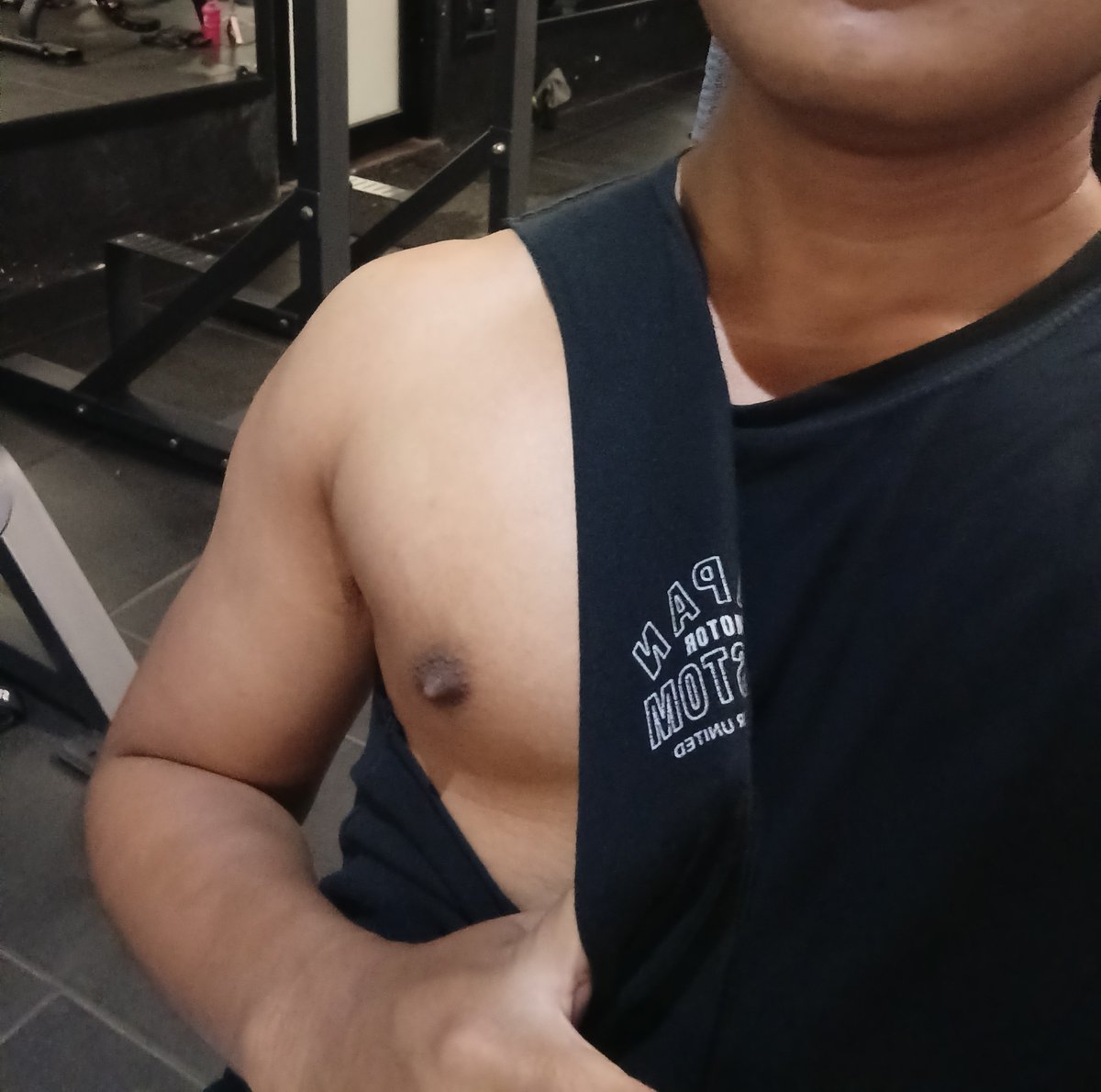 bitternesschoco's tweet photo. Hai dude senin chest sayy dulu https://t.co/mFGvYViJle
