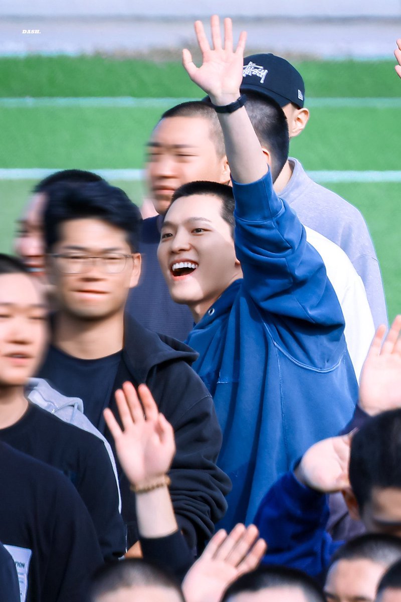 kindboi_lc's tweet photo. 여자들잇을때                                 여자들없을때
냐아~ ♡                               학생착하게눈뜨고다닌다며 https://t.co/Putbz4wOvY