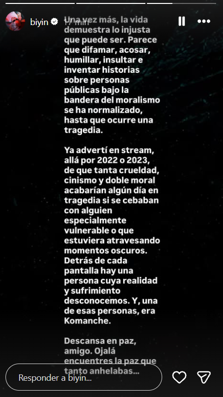 fley_es's tweet photo. Biyín habla de Komanche en su última historia de instagram al enterarse de su fallecimiento:
"Despertarte con una noticia así, sabiendo que la víctima es Komanche, alguien con quien has compartido juegos, experiencias e incluso vacaciones, te deja completamente helado y sin palabras.
No se trata de una enfermedad terminal ni de un accidente, sino de alguien que ha decidido poner fin a su vida.Quienes lo conocíamos de cerca éramos conscientes de sus demonios internos y de su lucha durante años contra la bipolaridad, la depresión y la ansiedad. Él mismo habló públicamente de sus pensamientos más oscuros y del daño que le causaban las funas, el acoso y el maltrato constante. Incluso publicó en YouTube un vídeo especialmente duro y personal que acabó siendo motivo de burlas por su físico.
De 2023 puedo hablar porque fui testigo de lo mal que llegó a estar. Sin entrar en detalles, hubo momentos en los que nos preocupamos seriamente al pasar tiempo sin saber nada de él. Entre algunos del grupo, organizamos llamadas diarias por Discord para acompañarlo y estar pendientes de su bienestar y sus avances, mientras otros amigos cercanos que vivían en su ciudad lo visitaban y ayudaban en persona. Finalmente, aceptó recibir ayuda profesional. Nos decía que estaba mejor y también se le notaba. Eso fue en 2023. Pensaba que, tres años después, aquella etapa había quedado atrás. Por desgracia, me equivocaba.Komanche era de esas personas que transmitían buen rollo y con las que siempre acababas riéndote, incluso cuando por dentro estaba hecho mierda. Supongo que estar rodeado de gente era su vía de escape, mientras que sus peores momentos llegaban al quedarse solo con sus pensamientos o al abrir las redes sociales.
Una vez más, la vida demuestra lo injusta que puede ser. Parece que difamar, acosar, humillar, insultar e inventar historias sobre personas públicas bajo la bandera del moralismo se ha normalizado, hasta que ocurre una tragedia.Ya advertí en stream, allá por 2022 o 2023, de que tanta crueldad, cinismo y doble moral acabarían algún día en tragedia si se cebaban con alguien especialmente vulnerable o que estuviera atravesando momentos oscuros. Detrás de cada pantalla hay una persona cuya realidad y sufrimiento desconocemos. Y, una de esas personas, era Komanche. Descansa en paz, amigo. Ojalá encuentres la paz que tanto anhelabas…"