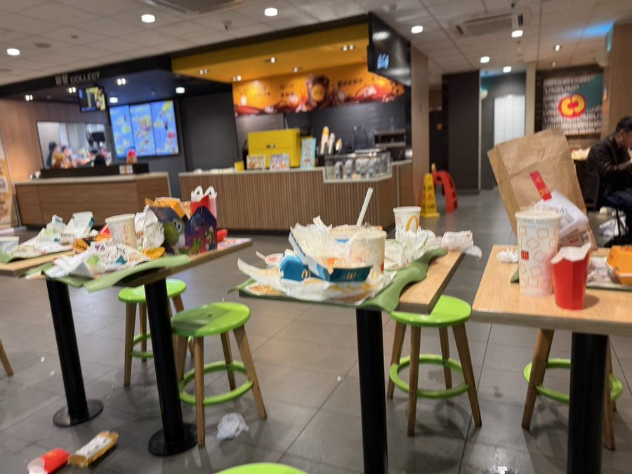 WarrenVsCCP's tweet photo. This is a McDonald's in Hangzhou, China 🇨🇳.  

Chinese 🇨🇳 don't clean up after themselves.  

Why can't they learn like the rest of the world? https://t.co/yDdAG92Hrr