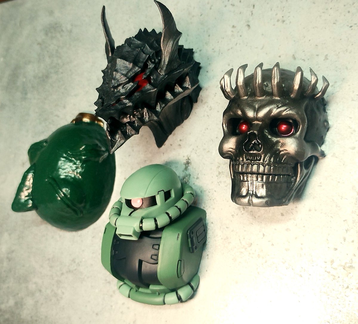 10en_tarihen's tweet photo. 【一番くじ　機動戦士ガンダム＆ベルセルク　ヘッドマグネット賞】

毎度集めてる奴のザクに狂戦士の甲冑、髑髏の騎士にベヘリット💀

兎にも角にも狂戦士の甲冑ガッツがカッコ良すぎる⚔️

ザクも実家のような安心感が最高、良い感じにジャンルごちゃってきた🫠

#一番くじ
#ガンダム
#ベルセルク https://t.co/GR7NmrOInl
