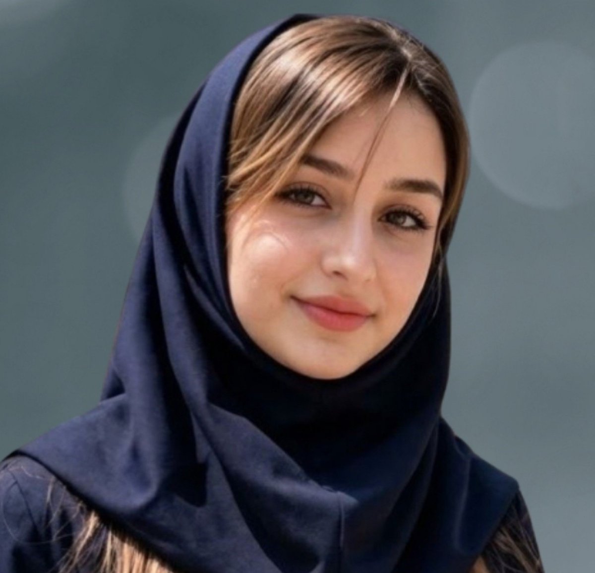anzhelaaryaie's tweet photo. پریا نصیری، دانش‌آموز ۱۷ ساله اهل نقده، روز ۲۰ مهر ۱۴۰۵ در کلاس درس دبیرستان فنی‌حرفه‌ای «شرف» توسط نیروهای اطلاعات سپاه بازداشت شد. 
بازداشت بدون ارائه حکم قضایی و در فضای ترس و وحشت در مدرسه انجام گرفت.
با گذشت بیش از دو هفته، هنوز هیچ اطلاعی از محل نگهداری و وضعیت او منتشر نشده است.
 او از دسترسی به وکیل و هرگونه تماس یا ملاقات با خانواده‌اش محروم مانده .
خانواده‌اش همچنان در بی‌خبری به سر می‌برند.
نام پریا نصیری را به یاد داشته باشیم و برای روشن شدن وضعیت او و رعایت حقوق قانونی‌اش تلاش کنیم.
#پریا_نصیری 
#نقده