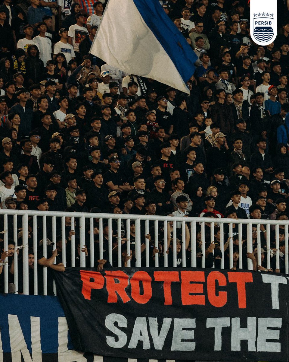 persib's tweet photo. Setiap perjuangan punya cerita, dan Bobotoh selalu menjadi bagian penting di dalamnya. Semangat #ManahJeungGetihna yang menggema dari tribun menjadi energi bagi para penggawa untuk terus berjuang di lapangan.

Hatur nuhun, Bobotoh! Perjalanan belum usai, tengah pekan ini kita kembali bersatu birukan lagi Si Jalak Harupat, untuk berjuang di Asia! 💙

#LivesInsideUs #ManahJeungGetihna