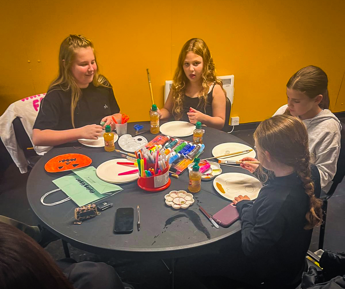 CTRLFC's tweet photo. YOUTH CLUB | Halloween at the Tigers Den 🎃

Our youth club members have been busy decorating the Den and getting stuck into some Halloween crafts. 🎨

We’ve also got plenty planned for young people aged 10+ this half term:

📍 The Hut, Airedale
Monday–Friday, 3–6pm (Wednesday 2–5pm)
Book here: https://t.co/hJULMVuvNy

📍 Tigers Den, OneBore Stadium
Tuesday & Thursday, 5–8pm
For more information, email foundation@castigers.com ⚫️🟡🐯
#COYF #RugbyLeague