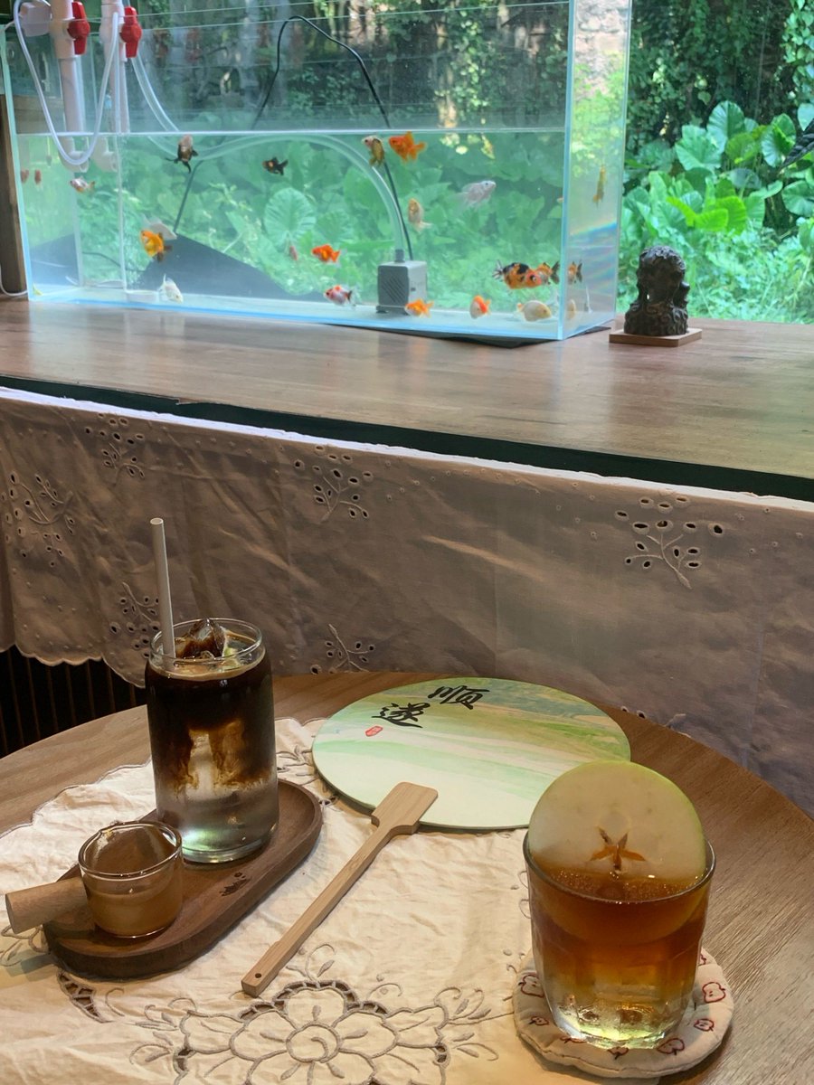 kae629737916970's tweet photo. [日] 今日のカフェ、テーブルにちょっと霉（かび）が生えてる？ でも隣の窓際席は超ぽわぽわ（※注：ここの「耪」は「ぽわぽわ」に置き換え、「浪」はのどかな雰囲気を表す）で、ゆったりした時間が流れてる… なんだか不思議な空間だね！ https://t.co/uC2y7dqZsz