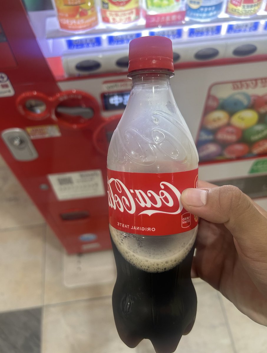 madibmcg's tweet photo. 自販機で飲み物買うと新品なのに半分ない現象よくあると思うんだけど気になってコメ欄見てたら驚愕の理由にマジ腰抜かした、、、

え、こんな事があっていいんですか？？ https://t.co/kMU0zlhjTl