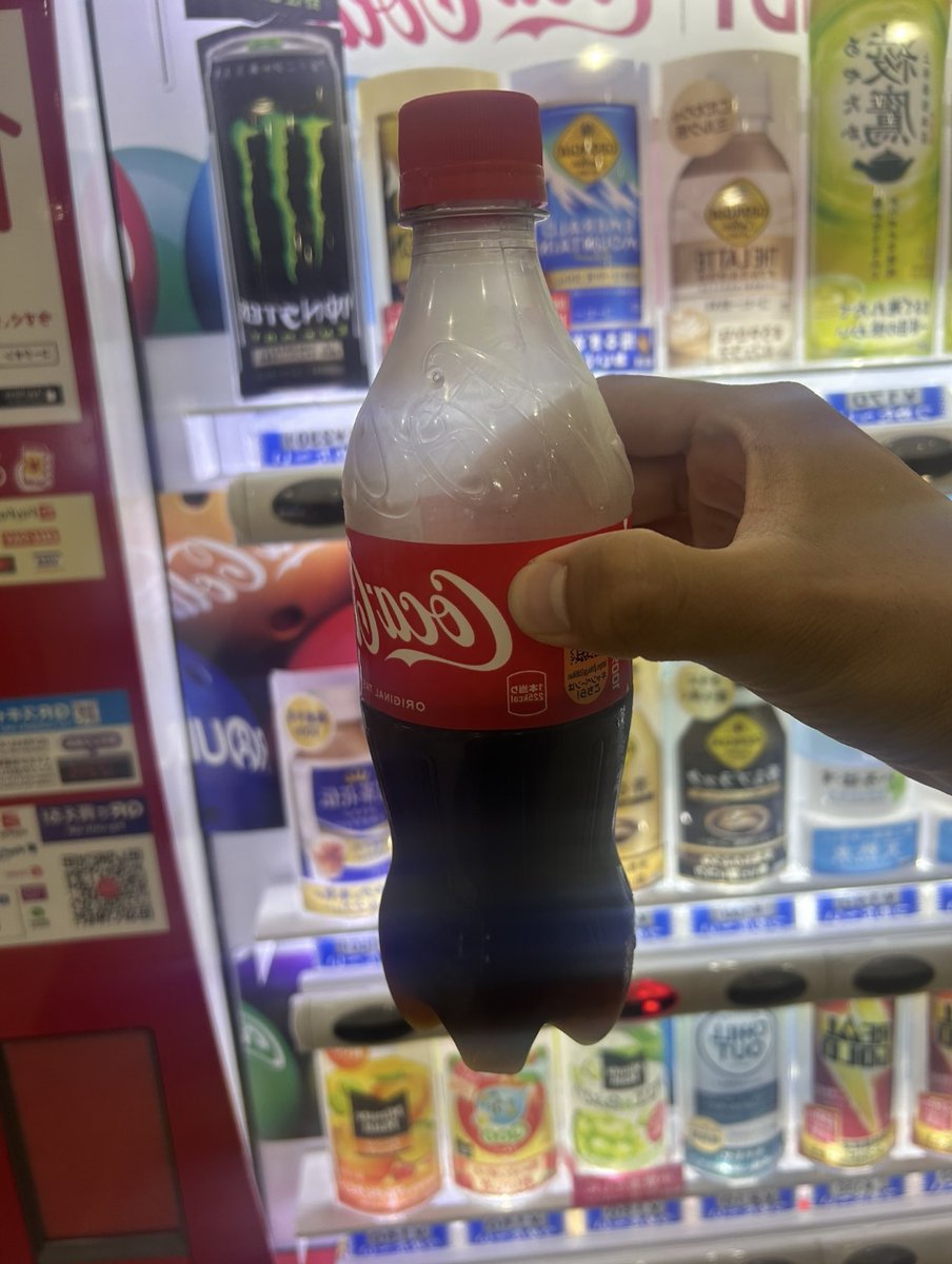 madibmcg's tweet photo. 自販機で飲み物買うと新品なのに半分ない現象よくあると思うんだけど気になってコメ欄見てたら驚愕の理由にマジ腰抜かした、、、

え、こんな事があっていいんですか？？ https://t.co/kMU0zlhjTl