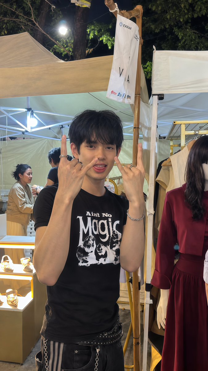 beyanblush_'s tweet photo. rambut biru jgn digodain, takut yg pake baju item ngambek

source. cand_jaya_dancefancam08

#ALBIAN #NOEL #SEEN https://t.co/XEyyVogRVk